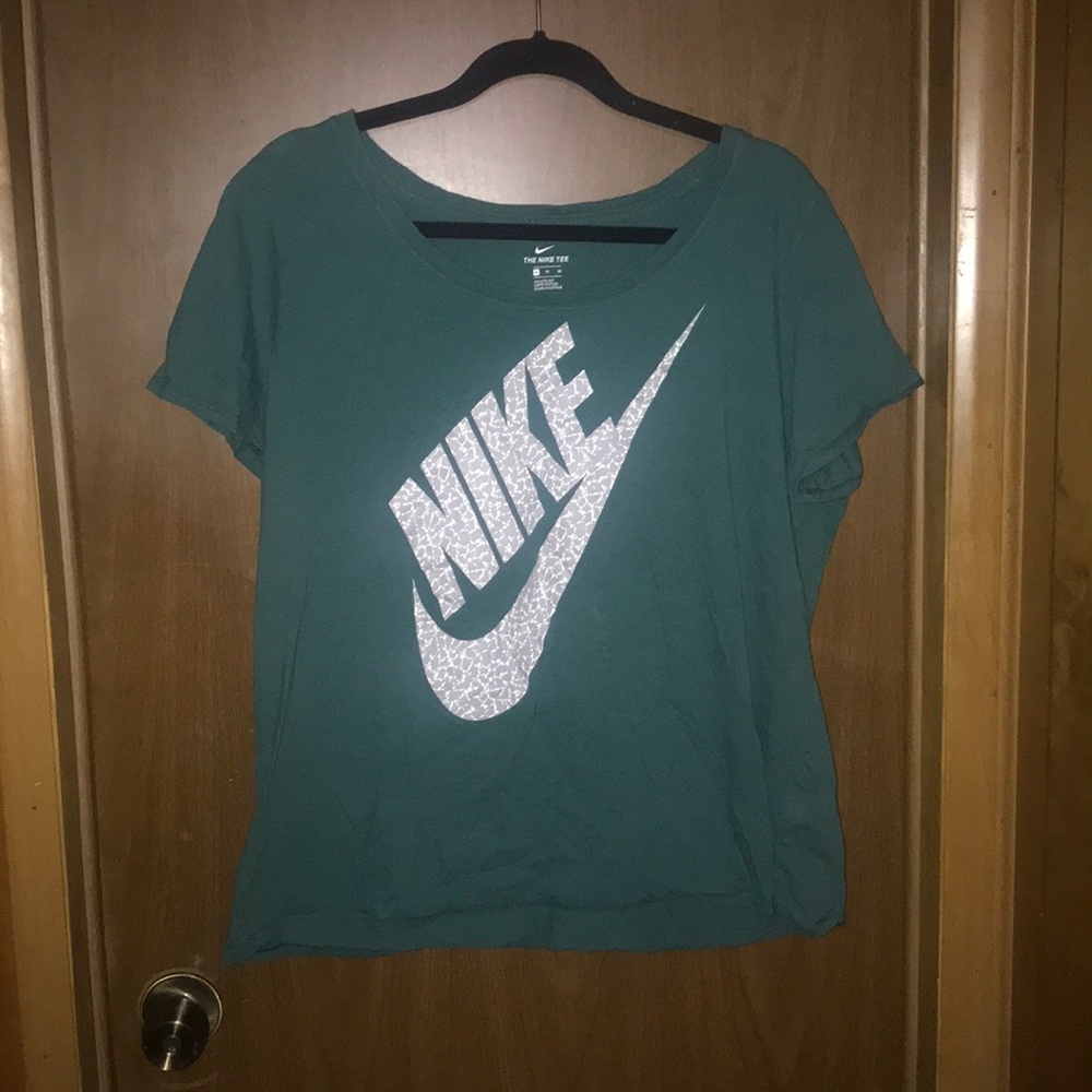 Nike T-Shirt w/Nike an the symbol on the front